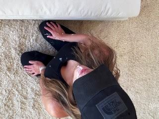 Hot Wife POV 通过撕裂的 Lulu 紧身裤操我的小狗并用你的精液盖住我的脸 Pornhub
