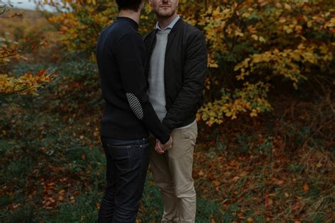 Séance engagement gay en automne en forêt
