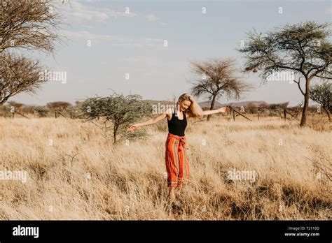 Blonde frau wiese Fotos und Bildmaterial in hoher Auflösung Alamy