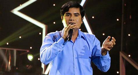 Imitador de Leonardo Favio cantó Ni el clavel ni la rosa este lunes