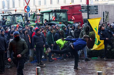 Les agriculteurs mécontents balayent Bruxelles en jetant des œufs et