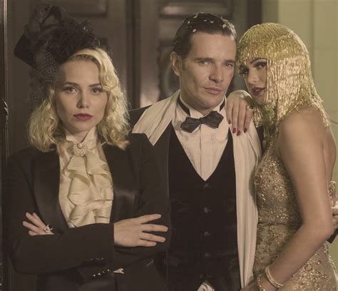 Cena de beijo gay entre as personagens de Bruna Marquezine e Letícia Colin agita a internet