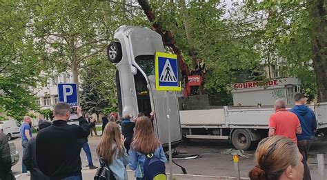 foto video Accident violent la o intersecție din capitală Un