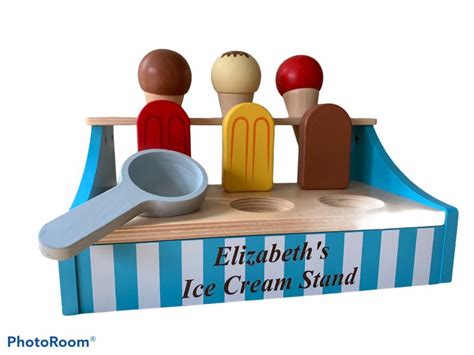 Wooden ice cream stand that can be personalised for a perfect gift