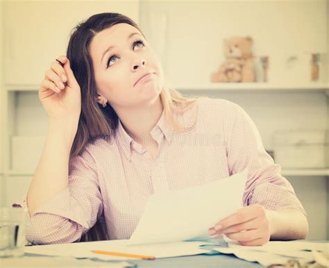 Unterzeichnender Sieg Des Mädchens Für Brasilien Attraktives Mädchen Im Bikini Mit