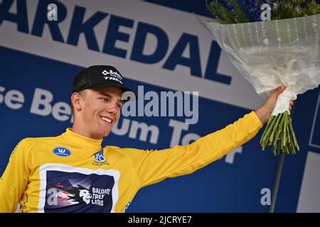 Le Belge Thibau Nys C L Bre Sur Le Podium En Maillot Jaune Pour Le