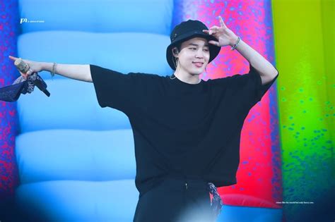 2 idol hot nhất trên sân khấu tuần qua Người xinh như quả đào nhỏ kẻ vừa lộ tí da thịt đã