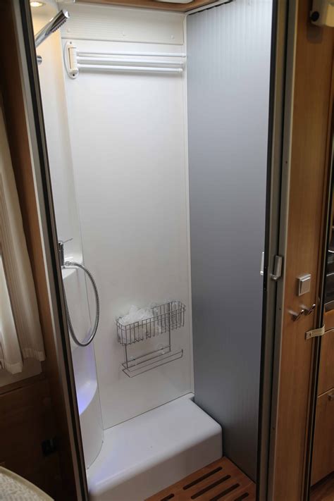 Douche Brunette Et Patrick En Camping Car