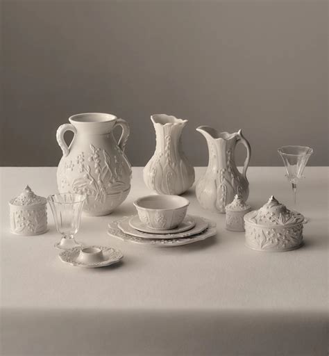 เหยือก เซรามิกสีขาวลาย Lily Dior แบบนูน | DIOR