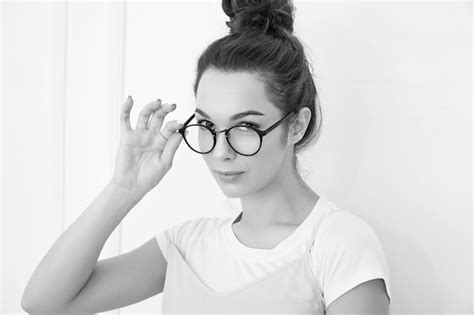 Retrato Do Modelo De Menina Jovem Morena Linda Maquiagem Nude Em Roupas De Ver O Colorido