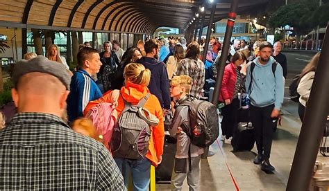 Colas Kilom Tricas En El Aeropuerto De Tenerife Sur Para Coger Taxi