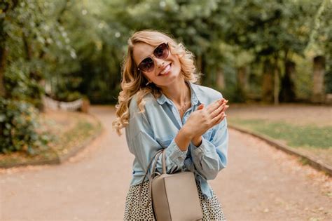 Jolie Femme Souriante Blonde Qui Marche Dans Le Parc En Tenue élégante Photo Gratuite