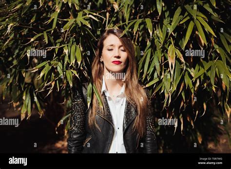 Jeune Femme Blonde En Tenue De Cuir Banque De Photographies Et Dimages Haute R Solution Alamy