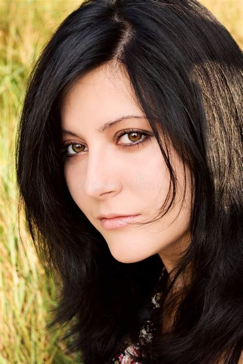 Portret Van Een Mooie Brunette Stock Foto Image Of Rust Grazen