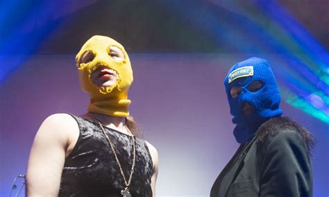 Macht Putin Platt Aufsehenerregendes Konzert Von Pussy Riot In Tirol Musik Derstandard At