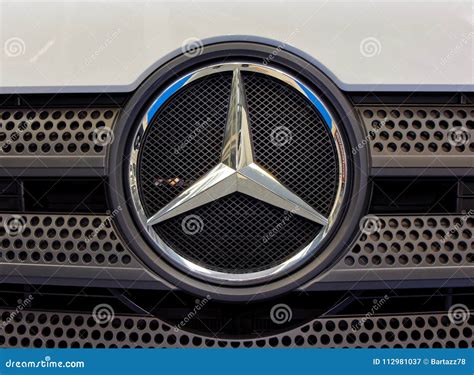 Логотип Benz Мерседес и современный значок Редакционное Фотография ...
