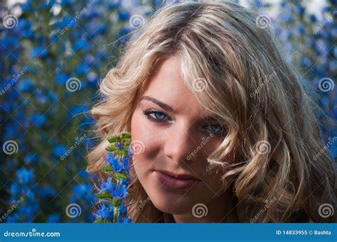 Blonde Aux Yeux Bleus Image Stock Image Du Lumineux 14833955
