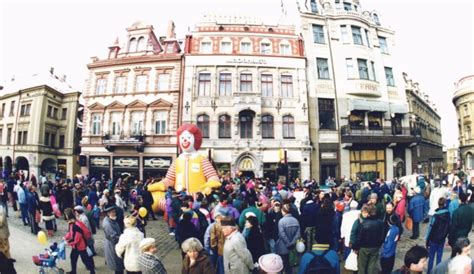 Otevření první restaurace McDonalds v Liberci v roce 1993 McDonald