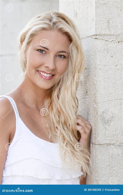 Visage D une Femme Blonde Assez Jeune En été Photo stock Image du normal verticale