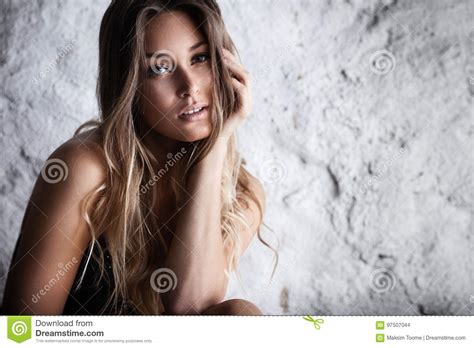 Femme Dans La Lingerie Noire Photo stock Image du érotique