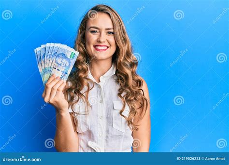 Jeune Fille Blonde Tenant Des Billets De Rand Sud Africains En Apparence Positive Et Heureuse