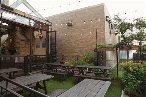 Oyster Shuck-Off at Frontier | Chicago Food Magazine