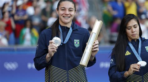 Lorena Goleira Do Grêmio é Escolhida Vencedora Do Prêmio Brasil