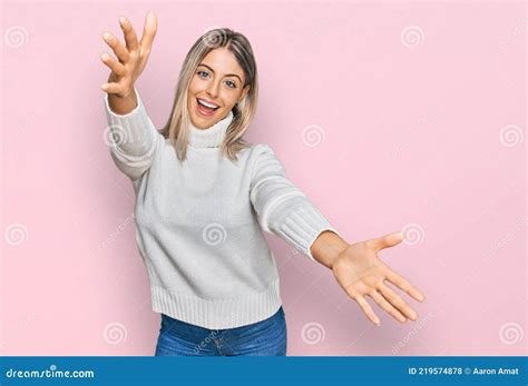 Schöne Blonde Frau Trägt Lässigen Rollkragenpullover Blick in Kamera Lächelnd Mit Offenen