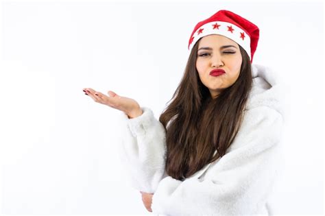Chica Morena Latina En Navidad Con Un Fondo Blanco Con Un Sombrero De Navidad Con Estrellas