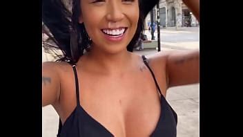 Novinha muestra tetas y coño en el centro de São Paulo XVIDEOS