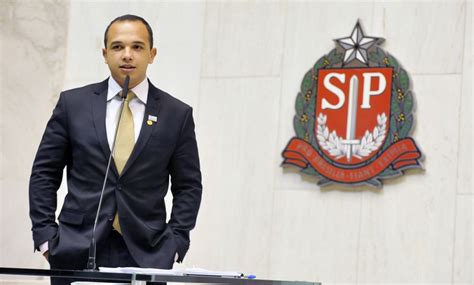 Deputado do PSL que ameaçou estapear trans no banheiro assume que é gay Viomundo