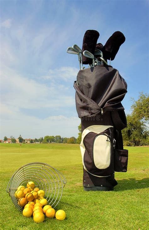 De Zak Van Het Golf Met Clubs En Ballen Stock Afbeelding Image Of