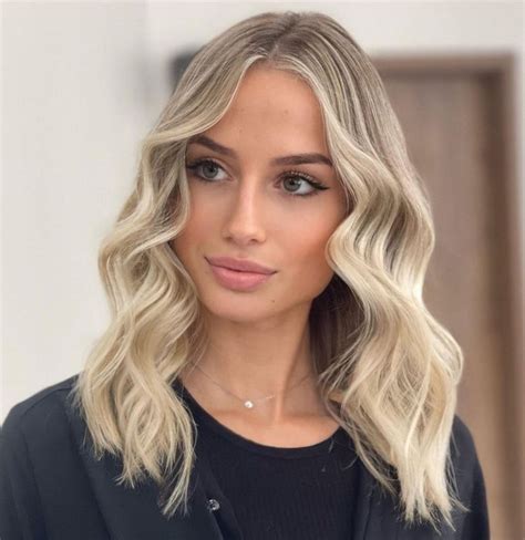 33 Medium Length Blonde Hairstyles 2022 — Wavy Vanilla Blonde Haircut