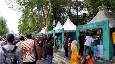 Cerita Warga Berjubel Antre Makanan Gratis Pernikahan Kaesang Erina Di Solo