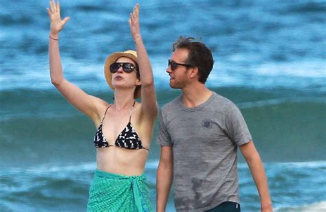 Anne Hathaway Hit Up Hawaii In A Bikini The Blemish