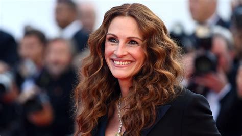 Julia Roberts adieu le roux elle succombe à la coloration blonde la plus flatteuse après