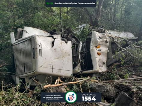 Camión cisterna cae a barranco en ruta a las Verapaces