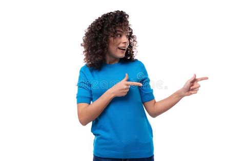 Una Mujer Guapa De Brunette Con Una Camisa Azul Sobre Fondo Blanco Foto De Archivo Imagen De