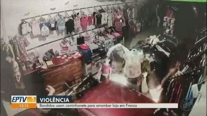 Ladr Es Usam Caminhonete Para Invadir Loja E Furtar R Mil Em Roupas