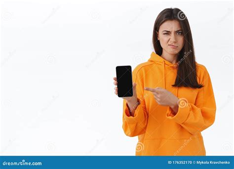 Jeune Fille Brunette Sceptique Se Plaignant Sur Le Mauvais Service De L Entreprise D Testent L