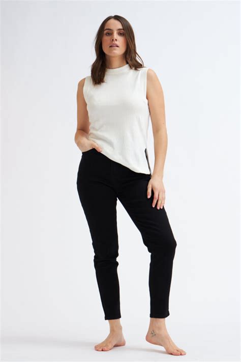 Pantalón De Jean Cropped Flare Negro — Bas Basic And Simple