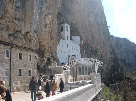 (ФОТО) Утре е Св.Василиј Острошки, од утрово манастирскиот комплекс е ...
