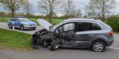 Unfall Beim Berholen Auto Berschl Gt Sich Vier Verletzte Fahrer