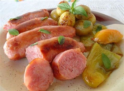 Receita De Linguiça Ao Forno Com Batatas Pilotando Fogão Receita Receita Com Linguiça