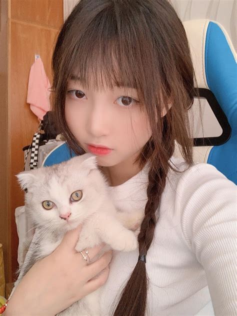 Các hot streamer game thủ cũng không thoát khỏi kiếp làm sen bởi sự đáng yêu vô bờ bến của