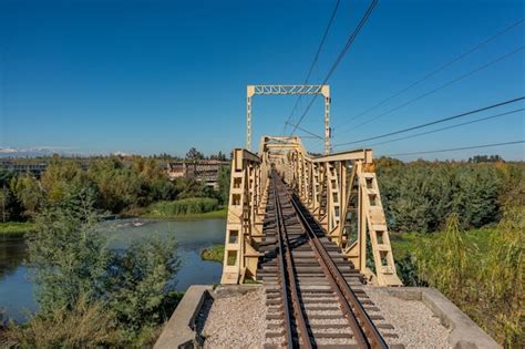 Vista aérea del puente del ferrocarril sobre un río en la región del