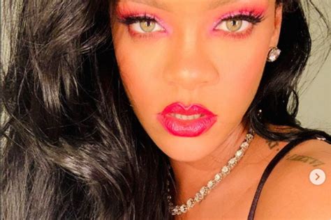 Rihanna Sensualiza De Cabel O E Lingerie Sexy De Cor Roxa Ofuxico