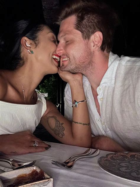 Ex BBB Amanda Djehdian Renova Votos De Casamento Mateus Hoffmann