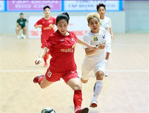 Hot girl ĐT nữ Việt Nam gây sốt khi đi đá futsal