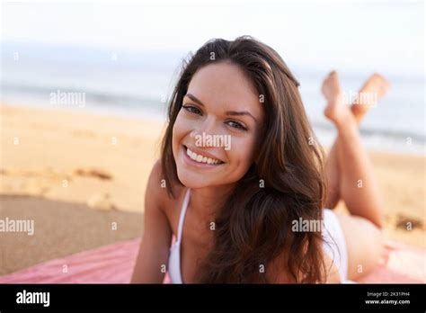 Junge frau im bikini liegend am strand Fotos und Bildmaterial in hoher Auflösung Alamy